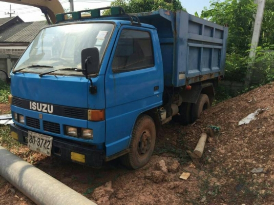 ขาย 195,000 หกล้อดั้ม ISUZU NKR 57 E เครื่อง 4BC2-100 แรงดั้ม 3 คิวยาว 3 ม.พวงมาลัยเพาร์เวอ รถพร้อมใช้เอกสารพร้อมโอน 090-772-3710 090-772-3708