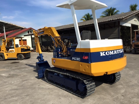รถขุด KOMATSU PC30-6 ทำสีใหม่ นำเข้า มือสองญี่ปุ่น