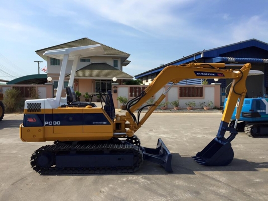 รถขุด KOMATSU PC30-6 ทำสีใหม่ นำเข้า มือสองญี่ปุ่น