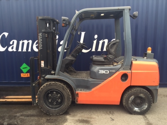 ขายรถโฟลคลิฟท์( เครื่องยนต์ใหม่ล่าสุด) TOYOTA 52-8FD30 ,รถใช้งานมา 1 พันกว่าชั่วโมง,พร้อมตราช่าง, เกียร์ออโต, เครื่องยนต์ดีเซล 3Z , เสายกสูง 3 เมตร  , รถนำเข้าจากญี่ปุ่น 100\%