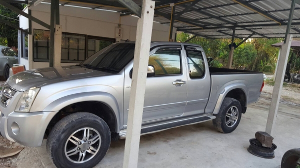 ดีแมกไฮแลนเดอร์ปี2010พร้อมใช้พร้อมโอน หน้าเดิมๆหลังเดิมๆรอบๆเดิมๆ มีฝากระโปรงเก็บสีมา ของหล่นใส่ ขาย379000บาท 0896069238