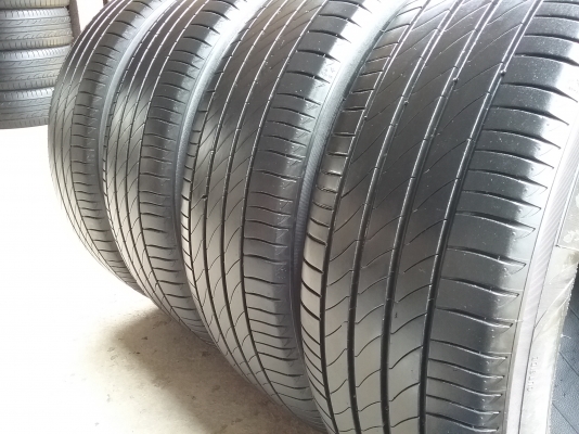 ยางMICHELIN รุ่น PRIMACY 3 ST. 215 60 R17ปี2015 สภาพสวยมากๆ ดอกเยอะมากๆไม่มีปะคุ้มจริงไม่แพง