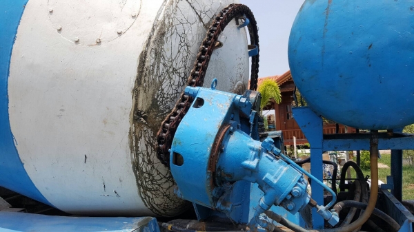 ขาย รถโม่ปูน แบบโม่โซ่ 5 คิว UD 2 เพลา เครื่อง V8 280 แรงม้า เกียร์ใหญ่ คัสซีสวยตลอดเส้น รถใช้งานอยู่ประจำ เอกสารเล่มทะเบียนพร้อมโอน