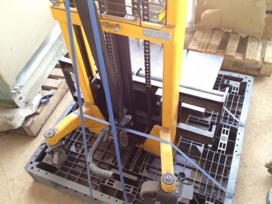 ขาย แฮนลิฟ ยี่ห้อ JUMBO ขนาด 600 kg. สูง 1.6 เมตร สภาพสวย ใช้งานได้