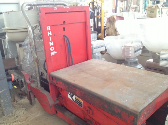 ขาย แฮนลิฟ ยี่ห้อ RHINO ขนาด 3 ตัน ระบบไฟฟ้า สภาพสวย ราคาไม่แพง