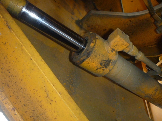 รถตักล้อยาง WA100-1 KOMATSU รถนอกนำเข้า เครื่องเต็ม ไฟเต็ม แอร์เย็น ใช้งานน้อย 1890 ชม. มาถึงไทยแล้วครับ เชิญมาทดสอบได้แล้ว ราคาถูกครับ ติดต่อ มานะ 085-9049669