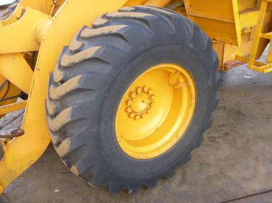 รถตักล้อยาง WA100-1 KOMATSU รถนอกนำเข้า เครื่องเต็ม ไฟเต็ม แอร์เย็น ใช้งานน้อย 1890 ชม. มาถึงไทยแล้วครับ เชิญมาทดสอบได้แล้ว ราคาถูกครับ ติดต่อ มานะ 085-9049669