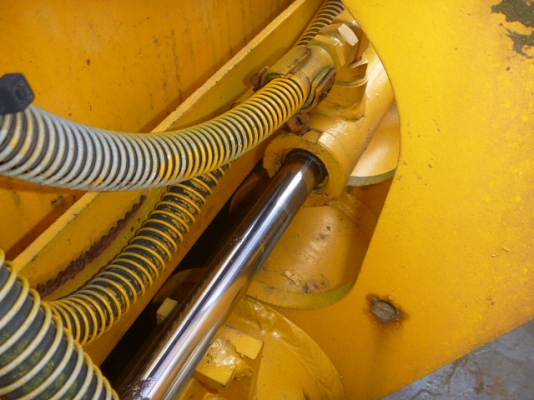 รถตักล้อยาง WA100-1 KOMATSU รถนอกนำเข้า เครื่องเต็ม ไฟเต็ม แอร์เย็น ใช้งานน้อย 1890 ชม. มาถึงไทยแล้วครับ เชิญมาทดสอบได้แล้ว ราคาถูกครับ ติดต่อ มานะ 085-9049669