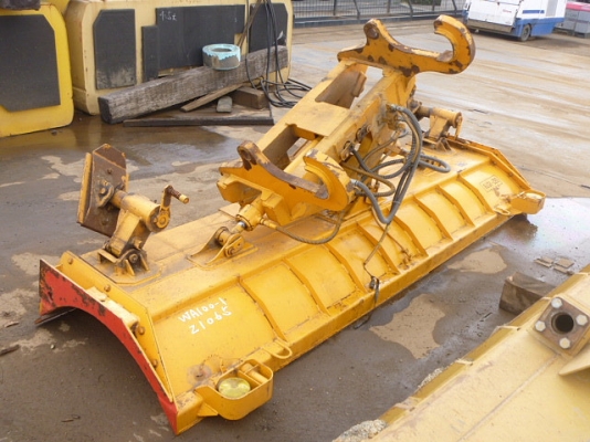 รถตักล้อยาง WA100-1 KOMATSU รถนอกนำเข้า เครื่องเต็ม ไฟเต็ม แอร์เย็น ใช้งานน้อย 1890 ชม. มาถึงไทยแล้วครับ เชิญมาทดสอบได้แล้ว ราคาถูกครับ ติดต่อ มานะ 085-9049669