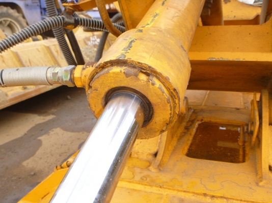 รถตักล้อยาง WA100-1 KOMATSU รถนอกนำเข้า เครื่องเต็ม ไฟเต็ม แอร์เย็น ใช้งานน้อย 1890 ชม. มาถึงไทยแล้วครับ เชิญมาทดสอบได้แล้ว ราคาถูกครับ ติดต่อ มานะ 085-9049669