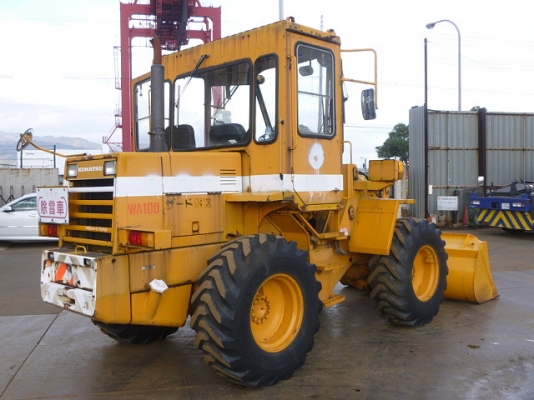 รถตักล้อยาง WA100-1 KOMATSU รถนอกนำเข้า เครื่องเต็ม ไฟเต็ม แอร์เย็น ใช้งานน้อย 1890 ชม. มาถึงไทยแล้วครับ เชิญมาทดสอบได้แล้ว ราคาถูกครับ ติดต่อ มานะ 085-9049669