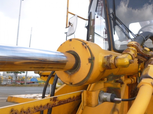 รถตักล้อยาง WA100-1 KOMATSU รถนอกนำเข้า เครื่องเต็ม ไฟเต็ม แอร์เย็น ใช้งานน้อย 1890 ชม. มาถึงไทยแล้วครับ เชิญมาทดสอบได้แล้ว ราคาถูกครับ ติดต่อ มานะ 085-9049669