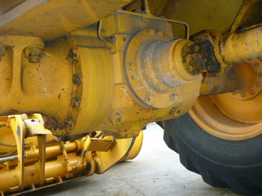 รถตักล้อยาง WA100-1 KOMATSU รถนอกนำเข้า เครื่องเต็ม ไฟเต็ม แอร์เย็น ใช้งานน้อย 1890 ชม. มาถึงไทยแล้วครับ เชิญมาทดสอบได้แล้ว ราคาถูกครับ ติดต่อ มานะ 085-9049669