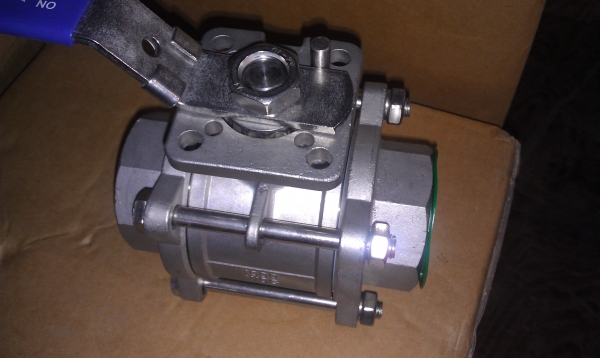Three-piece model female ball valve Locking
