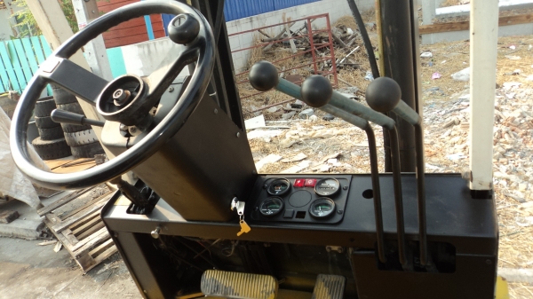 ขายฟอร์คลิฟท์ 1.5 ตัน  เสา 3 ตอน 4.5 เมตรฟลูฟรี เครื่องเกียร์ดีพร้อมใช้ ราคาเบาๆ ครับ 081-3535-948