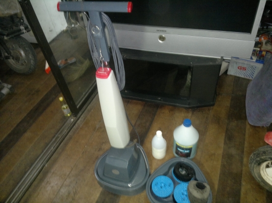 ขายเครื่องขัดพื้นในบ้านแบบแปรงขัด3หัวของlux(อิเลคทรอลัค)