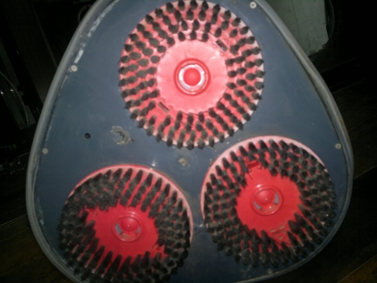 ขายเครื่องขัดพื้นในบ้านแบบแปรงขัด3หัวของlux(อิเลคทรอลัค)