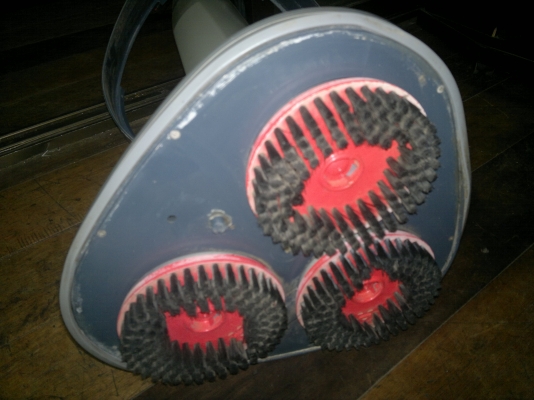 ขายเครื่องขัดพื้นในบ้านแบบแปรงขัด3หัวของlux(อิเลคทรอลัค)