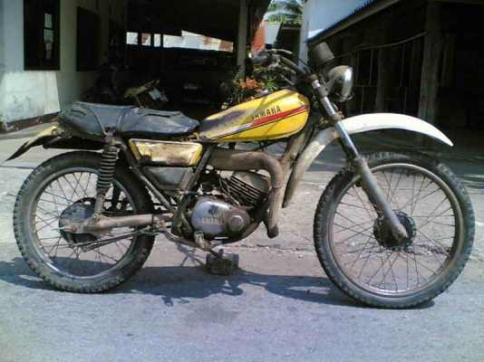 ขายยามาฮ่า Dt100 เล่มทะเบียน(กำลังตามชุดโอน)เครื่องดีพอใช้โครงไม่ผุคันสตาร์ทคันเกียร์ไม่เชื่อม 8500 บาท