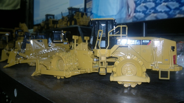 รถ caterpillar 825 H เป็นรถเกรด ล้อหนามคับ สนใจติดต่อสอบถามได้ตลอด 24 ชมคับ รถ caterpillar 825 H เป็นรถเกรด ล้อหนามคับ สนใจติดต่อสอบถามได้ตลอด 24 ชมคับ