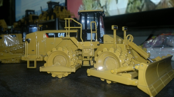 รถ caterpillar 825 H เป็นรถเกรด ล้อหนามคับ สนใจติดต่อสอบถามได้ตลอด 24 ชมคับ รถ caterpillar 825 H เป็นรถเกรด ล้อหนามคับ สนใจติดต่อสอบถามได้ตลอด 24 ชมคับ