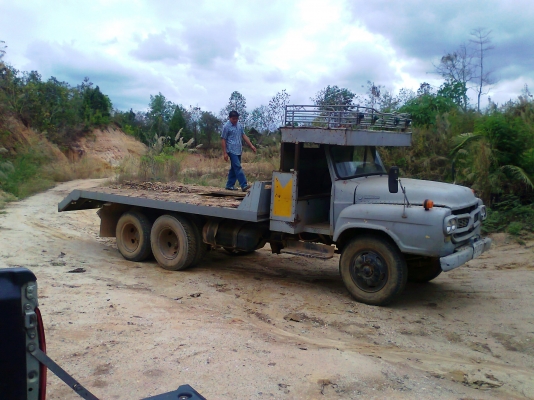 ขายด่วน..รถสิบล้อ ISUZU หน้ายิ้ม บรรทุกรถขุด KOMATSU PC200 ได้ดี เครื่องยนต์ 185 แรงม้า รถสวย ทรงดี มีทะเบียนครบ มีเกียร์สโลว์.