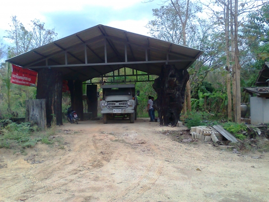 ขายด่วน..รถสิบล้อ ISUZU หน้ายิ้ม บรรทุกรถขุด KOMATSU PC200 ได้ดี เครื่องยนต์ 185 แรงม้า รถสวย ทรงดี มีทะเบียนครบ มีเกียร์สโลว์.