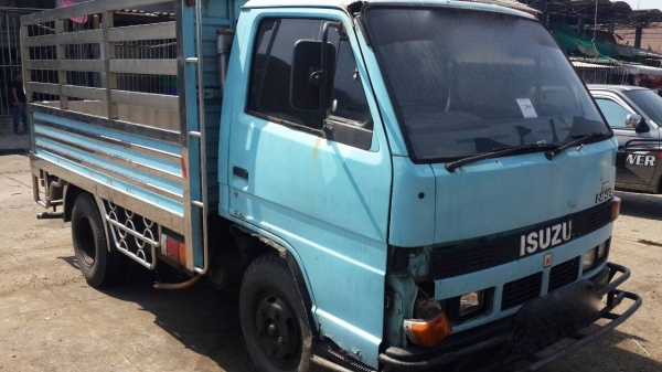 รถอีซูซู 6 ล้อ ( ไม่ดั้ม ) NKR 88 แรงม้า.    สนใจติดต่อ  081 - 6079515