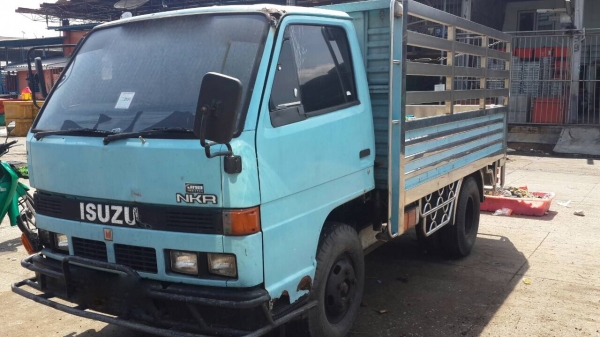 รถอีซูซู 6 ล้อ ( ไม่ดั้ม ) NKR 88 แรงม้า.    สนใจติดต่อ  081 - 6079515