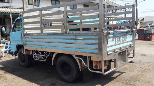 รถอีซูซู 6 ล้อ ( ไม่ดั้ม ) NKR 88 แรงม้า.    สนใจติดต่อ  081 - 6079515