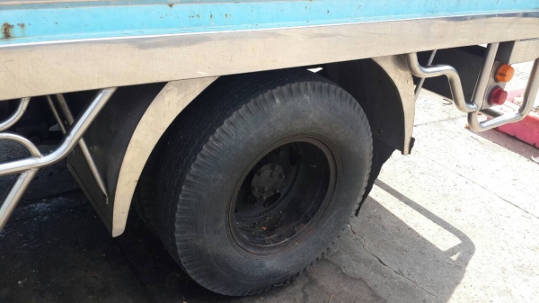 รถอีซูซู 6 ล้อ ( ไม่ดั้ม ) NKR 88 แรงม้า.    สนใจติดต่อ  081 - 6079515