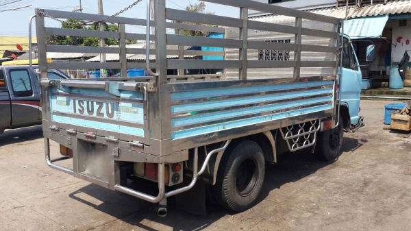 รถอีซูซู 6 ล้อ ( ไม่ดั้ม ) NKR 88 แรงม้า.    สนใจติดต่อ  081 - 6079515