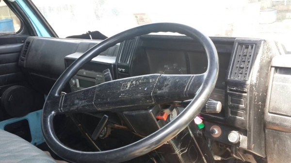 รถอีซูซู 6 ล้อ ( ไม่ดั้ม ) NKR 88 แรงม้า.    สนใจติดต่อ  081 - 6079515