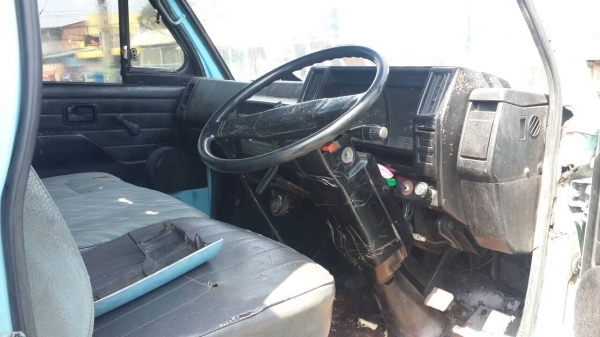 รถอีซูซู 6 ล้อ ( ไม่ดั้ม ) NKR 88 แรงม้า.    สนใจติดต่อ  081 - 6079515