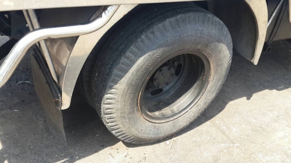 รถอีซูซู 6 ล้อ ( ไม่ดั้ม ) NKR 88 แรงม้า.    สนใจติดต่อ  081 - 6079515