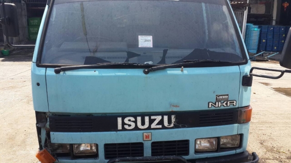 รถอีซูซู 6 ล้อ ( ไม่ดั้ม ) NKR 88 แรงม้า.    สนใจติดต่อ  081 - 6079515
