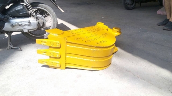 รับสั่งทำและขายบุ้งกี้ปากแคบสำหรับวางท่อปะปา รถแมคโคเล็ก. โคมัสสุ คุโบต้า ยันม่าร์ ทุกรุ่น   ขนาดความกว้าง 20-25-30 ซม รับประกันความแข็งแรง