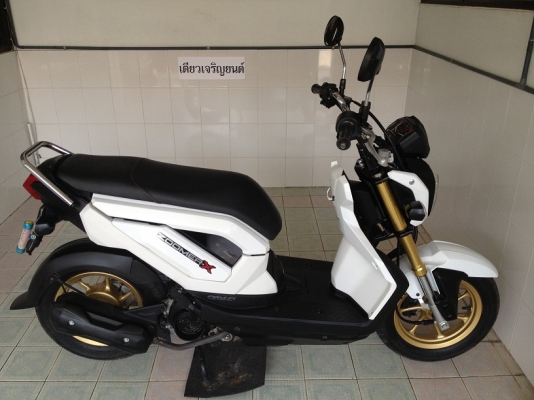 Zoomer-x ตัวTOP โฉมใหม่ สีขาว วิ่ง6000 ปลายปี57 (ของแถม 4 รายการ)