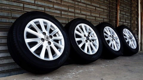 ล้อ Toyota 12 ก้าน ขอบ 15 4รู100 พร้อมยาง Yokohama ปี14 ล้อ Toyota 12 ก้าน ขอบ 15 4รู100 พร้อมยาง Yokohama ปี14