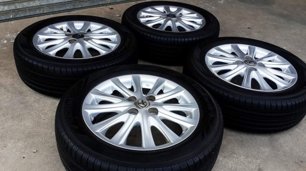 ล้อ Toyota 12 ก้าน ขอบ 15 4รู100 พร้อมยาง Yokohama ปี14 ล้อ Toyota 12 ก้าน ขอบ 15 4รู100 พร้อมยาง Yokohama ปี14