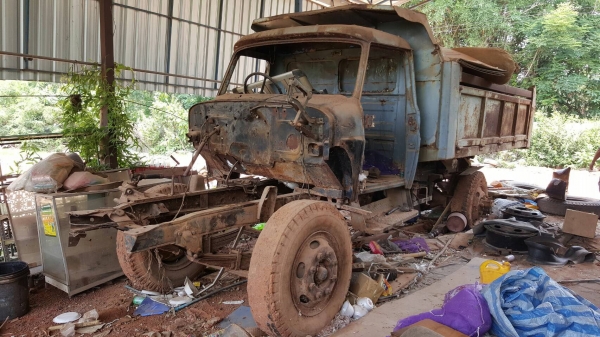 ขาย ตามสภาพ 6 ล้อดั้ม หัวยาว เอกสารเล่มทะเบียนมีครบ เฟืองท้าย FUSO ไม่มีเครื่องเกียร์ คัสซีสวย มีชุดกระบอกดั้ม ราคาคุยได้ครับ