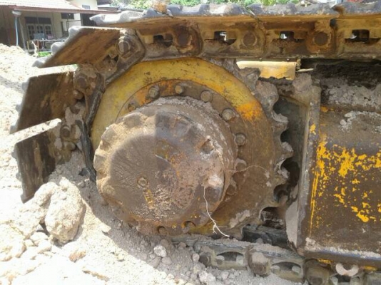 KOMATSU PC 100-2 รถบอดี้สวยเดิมๆพร้อมใช้งานได้เลยครับ เครื่องยนต์เดิมปั๊มเดิม ทำงานไม่โหลดครับ ภายในเก๋งสะอาดสวยคอนโทรลยาว ภายนอกบูมอาร์มสวยเดิมไม่ปะไม่ดาม ช่วงล่างเอวแน่น โรลเลอร์ใบแทรกสภาพดีประมาณ 60\% พร้อมใช้งาน เอกสารสัญญาซื้อขาย ราคาต่อรองได้ครับ