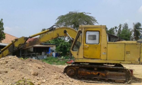 KOMATSU PC 100-2 รถบอดี้สวยเดิมๆพร้อมใช้งานได้เลยครับ เครื่องยนต์เดิมปั๊มเดิม ทำงานไม่โหลดครับ ภายในเก๋งสะอาดสวยคอนโทรลยาว ภายนอกบูมอาร์มสวยเดิมไม่ปะไม่ดาม ช่วงล่างเอวแน่น โรลเลอร์ใบแทรกสภาพดีประมาณ 60\% พร้อมใช้งาน เอกสารสัญญาซื้อขาย ราคาต่อรองได้ครับ