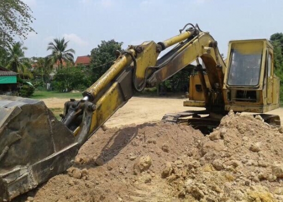 KOMATSU PC 100-2 รถบอดี้สวยเดิมๆพร้อมใช้งานได้เลยครับ เครื่องยนต์เดิมปั๊มเดิม ทำงานไม่โหลดครับ ภายในเก๋งสะอาดสวยคอนโทรลยาว ภายนอกบูมอาร์มสวยเดิมไม่ปะไม่ดาม ช่วงล่างเอวแน่น โรลเลอร์ใบแทรกสภาพดีประมาณ 60\% พร้อมใช้งาน เอกสารสัญญาซื้อขาย ราคาต่อรองได้ครับ