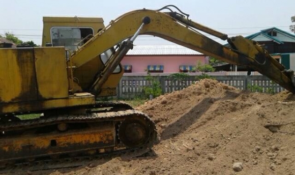 KOMATSU PC 100-2 รถบอดี้สวยเดิมๆพร้อมใช้งานได้เลยครับ เครื่องยนต์เดิมปั๊มเดิม ทำงานไม่โหลดครับ ภายในเก๋งสะอาดสวยคอนโทรลยาว ภายนอกบูมอาร์มสวยเดิมไม่ปะไม่ดาม ช่วงล่างเอวแน่น โรลเลอร์ใบแทรกสภาพดีประมาณ 60\% พร้อมใช้งาน เอกสารสัญญาซื้อขาย ราคาต่อรองได้ครับ