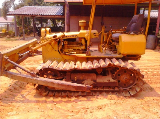 ขายด่วน แทร็กเตอร์ KOMATSU D20P-3สภาพพร้อมใช้งาน ตีนเป็ด เครื่องปั้มดีเยี่ยม รถทำงานทุกวัน เอกสารสัญาซื้อขาย