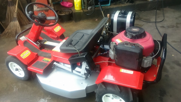 ขายรถตัดหญ้านั่งขับเก่าญี่ปุ่น เครื่องยนต์ 16.5HP พร้อมใช้ทำงานเต็ม ทุกระบบ ขายรถตัดหญ้านั่งขับเก่าญี่ปุ่น เครื่องยนต์ 16.5HP พร้อมใช้ทำงานเต็ม ทุกระบบ
