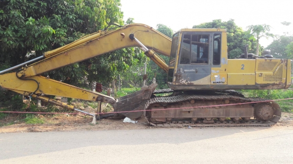 ขาย 385,000 KOMATSU pc200-3 เครื่องดี ปั้มแรง เอวดี ช่วงล่างพร้อมใช้ 090-772-3710 090-772-3708