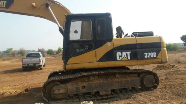 ขาย 695,000 CATTERPILLAR  320V2   เครื่องดี   ปั้มดี โช่หนา เอวเเน่น ไฟฟ้าครบ รถพร้อมใช้ 090-772-3710 090-772-3708