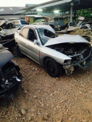 ซากมิตซูถอดเเยกขายเป็นอะไหลทุกอย่างทั้งคันมีหลายรุ่นเก๋งเเละกระบะแยกขายทุกคัน